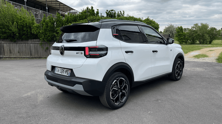 Citroën ë-C3 MAX 44 kWh — Rear three-quarter · raised hatchback