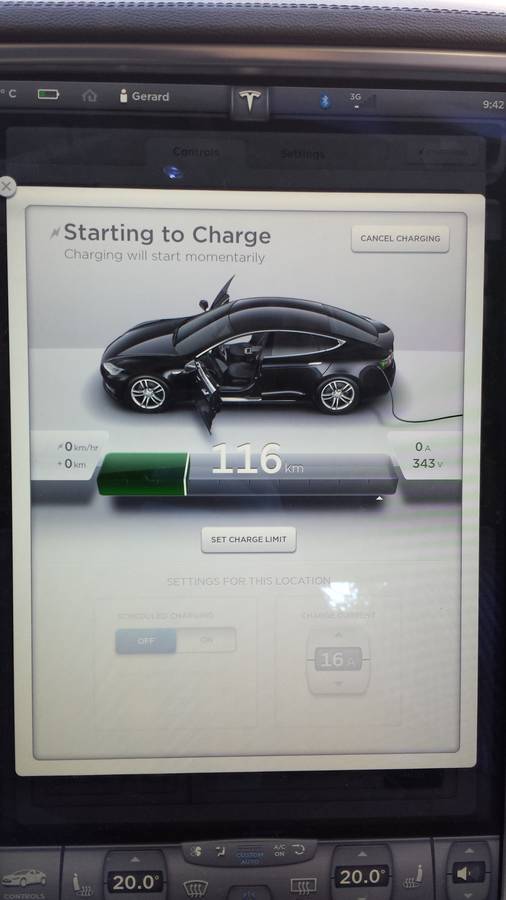 starting-charge-sc-chalons-en-champagne-20140913_094417 La “trappe” est ouverte, il faut connecter le câble