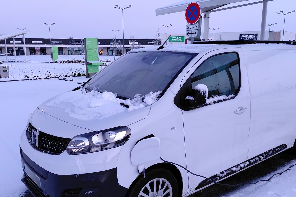 En recharge sous la neige avec chauffage