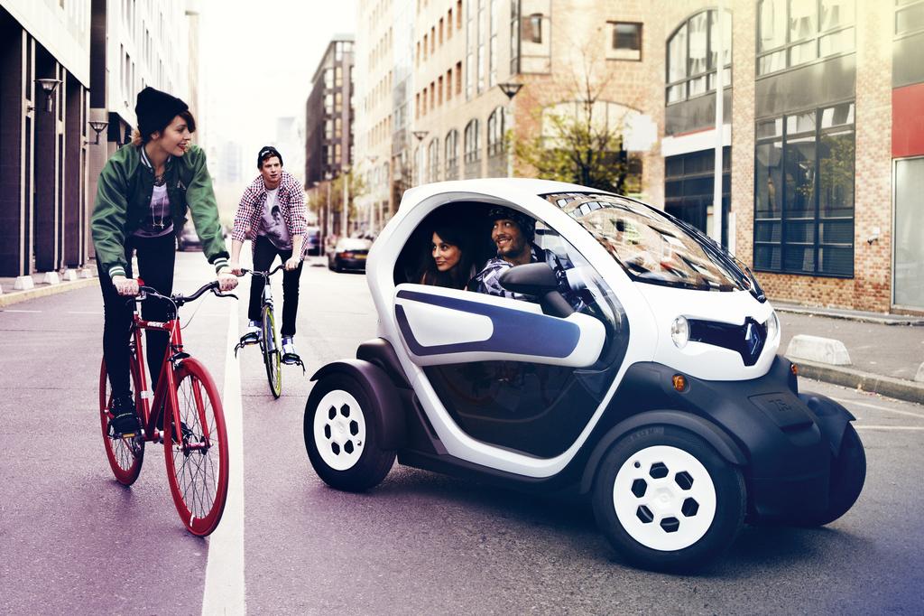 Un Renault Twizy accompagné par des cyclistes