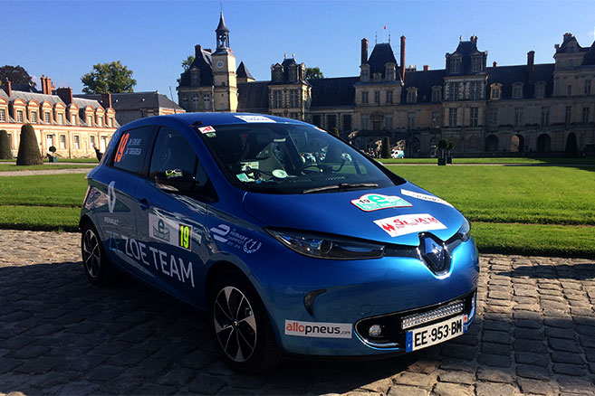 Pour ceux qui se poseraient la question, la rampe à LED et les petits projecteurs ne font pas partie des équipements de série mais ont été spécialement ajoutés pour le e-Rallye.