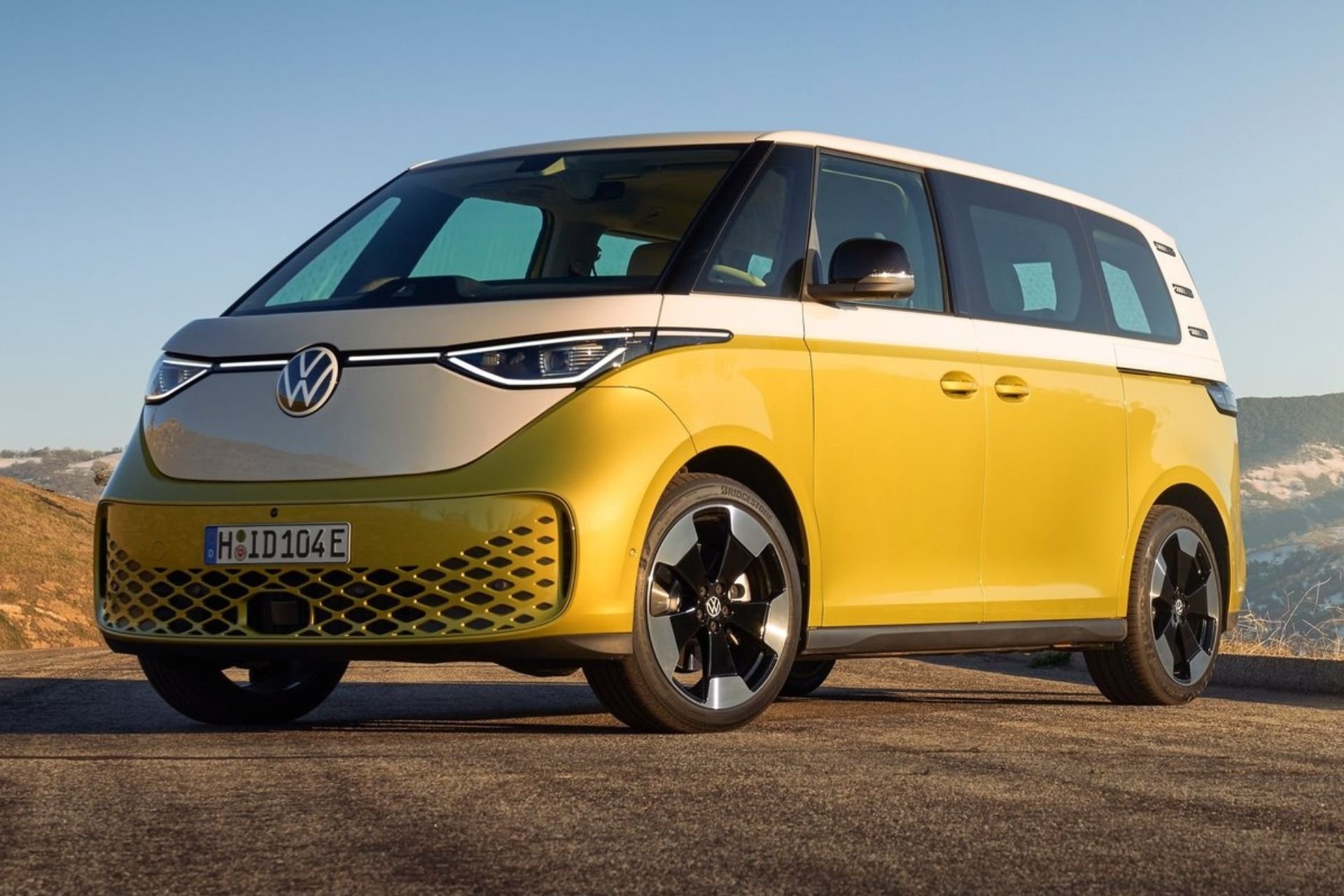 Le Volkswagen ID.Buzz jaune et blanc en vue 3/4 avant