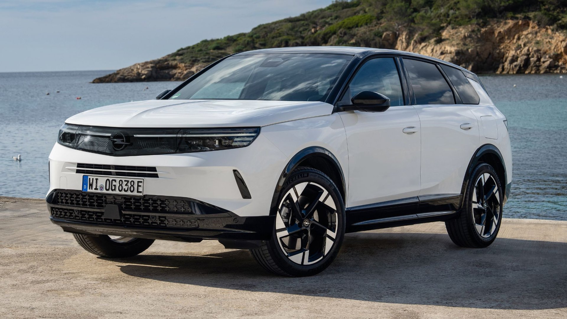 Opel Grandland hybride rechargeable 2024 en vue trois quarts avant, SUV familial de 195 ch