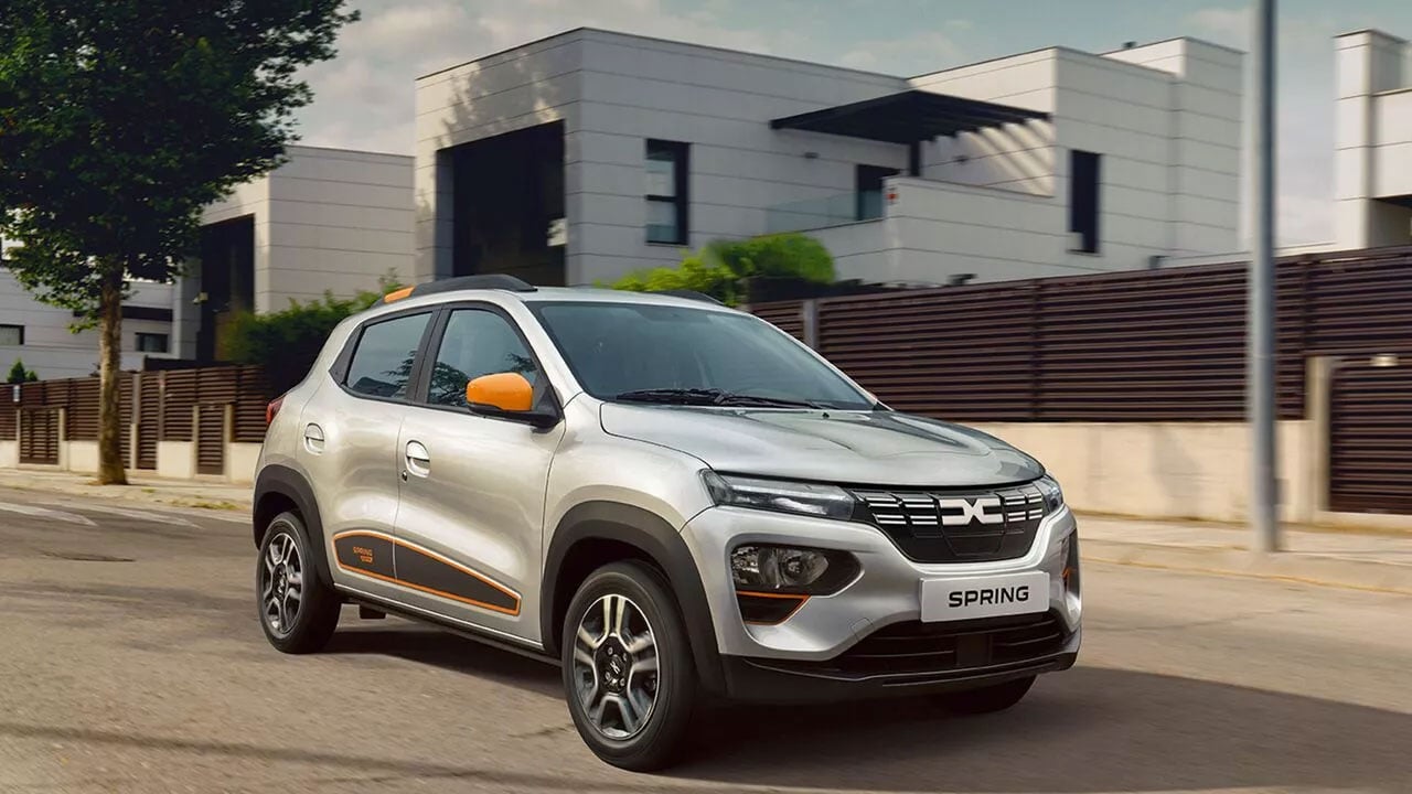 La Spring restylée avec le nouveau logo Dacia sir la calandre