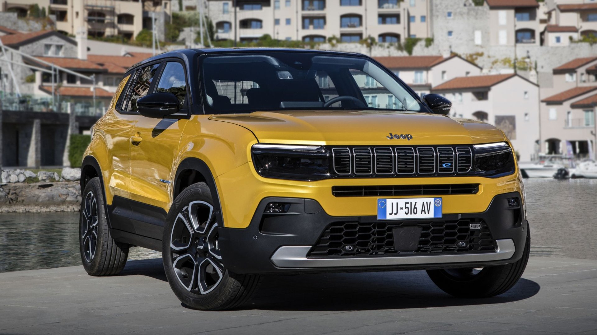 Jeep Avenger électrique jaune vue trois-quarts avant en ville avec design SUV compact