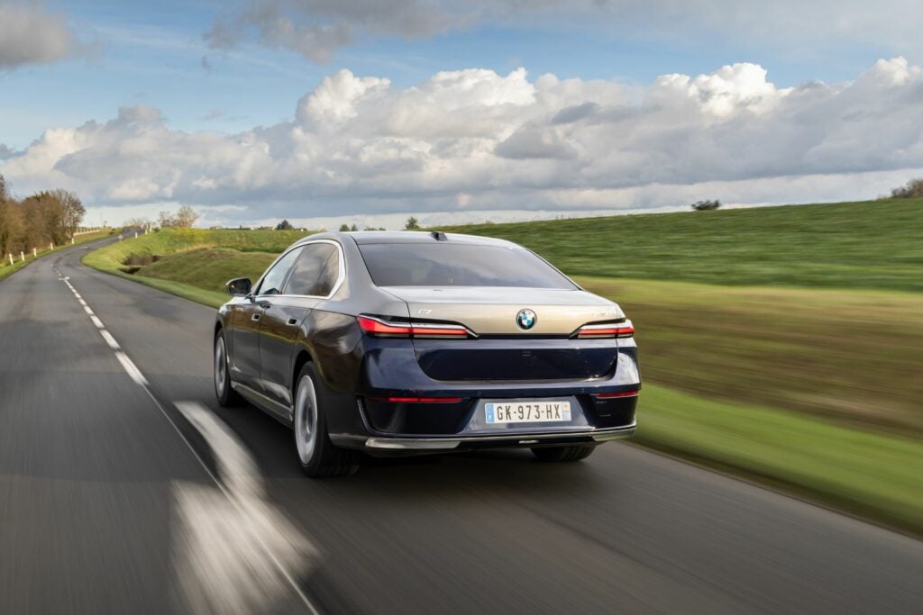 L'i7 est animée par deux moteurs électriques développant un total de 544 chevaux 