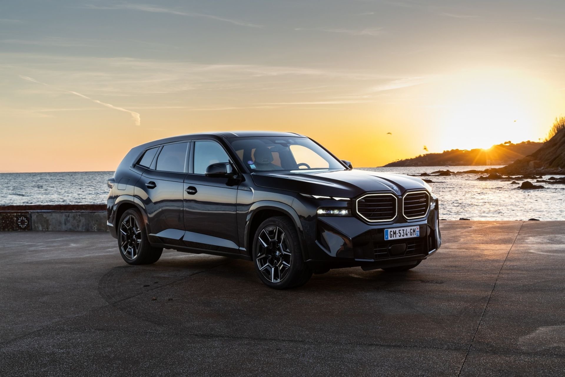 Le XM affiche une puissance cumulée de 653 ch (480 kW) et 800 Nm de couple