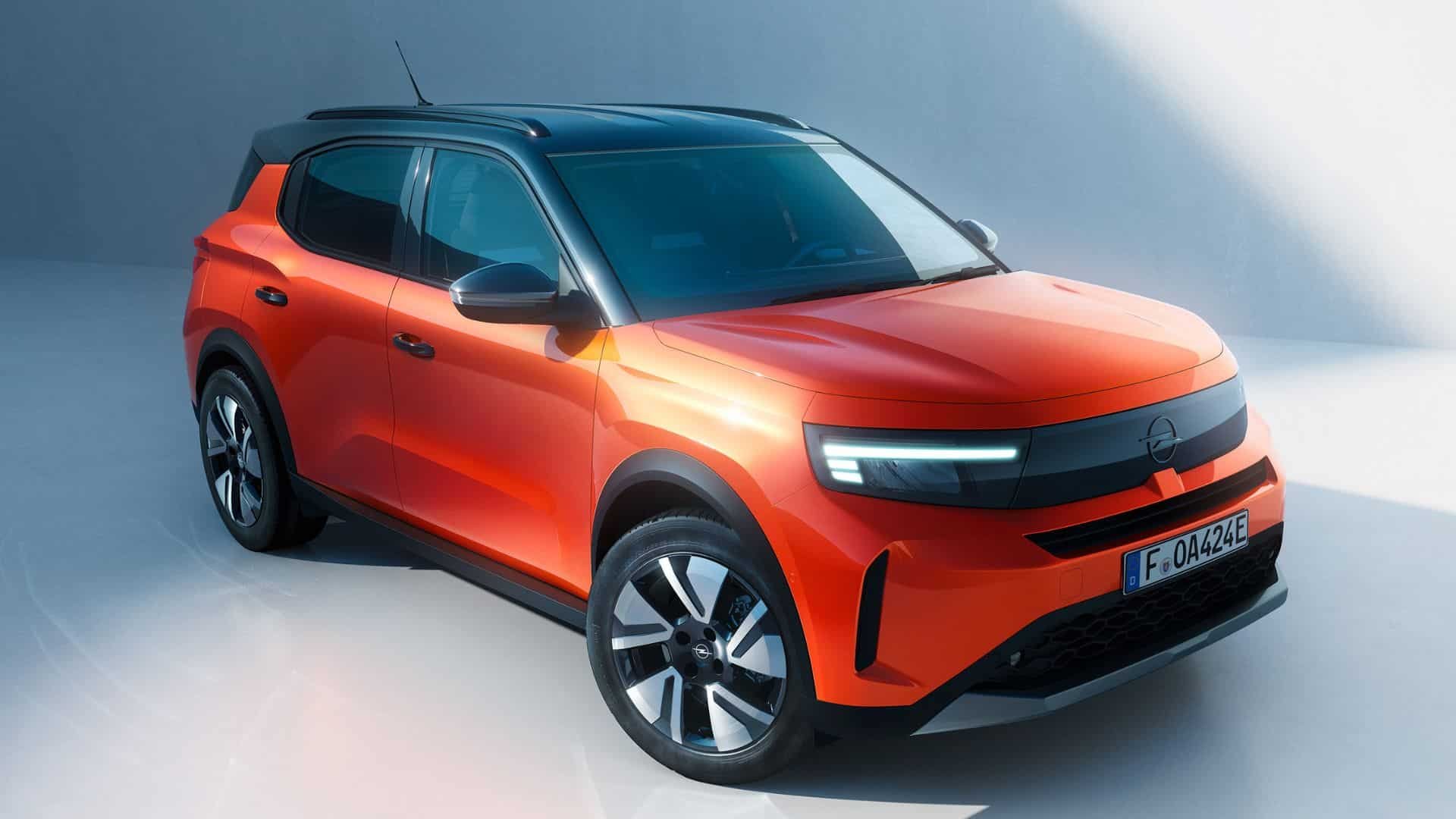 Opel Frontera électrique SUV compact orange vue avant trois-quarts avec signature LED