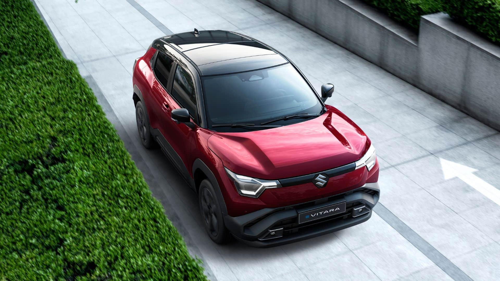 Suzuki e Vitara électrique vu de dessus en environnement urbain