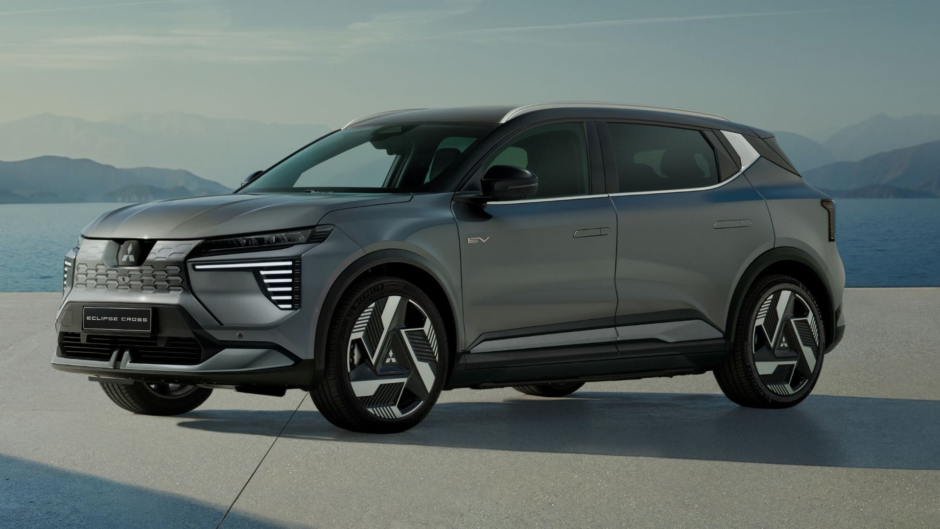 Vue de profil du Mitsubishi Eclipse Cross électrique avec jantes aérodynamiques