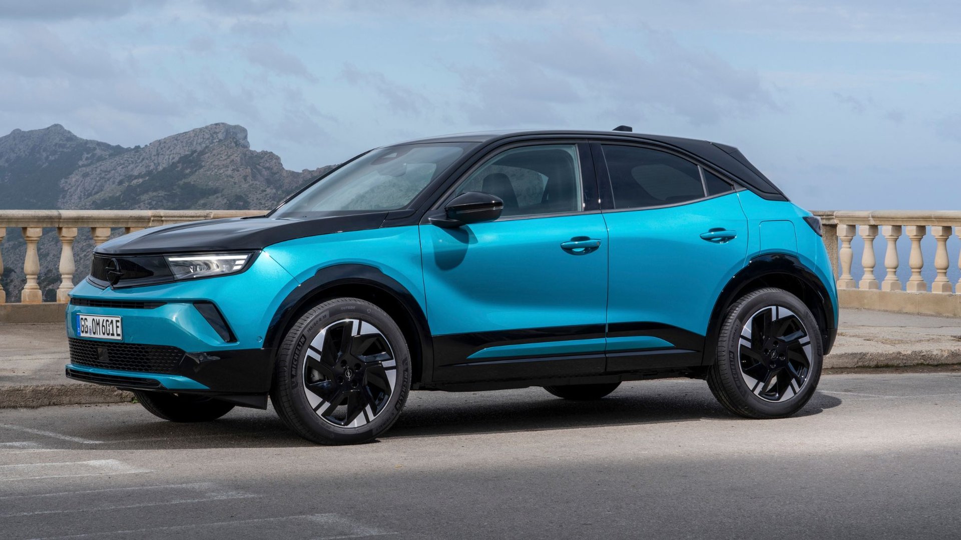 Opel Mokka Electric 54 kWh vue de profil, SUV électrique compact au design bicolore