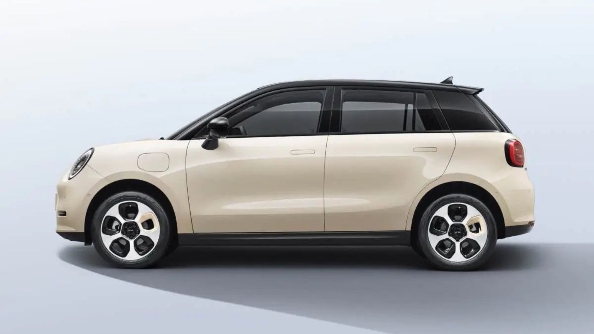 Profil latéral de la JAC E30X électrique