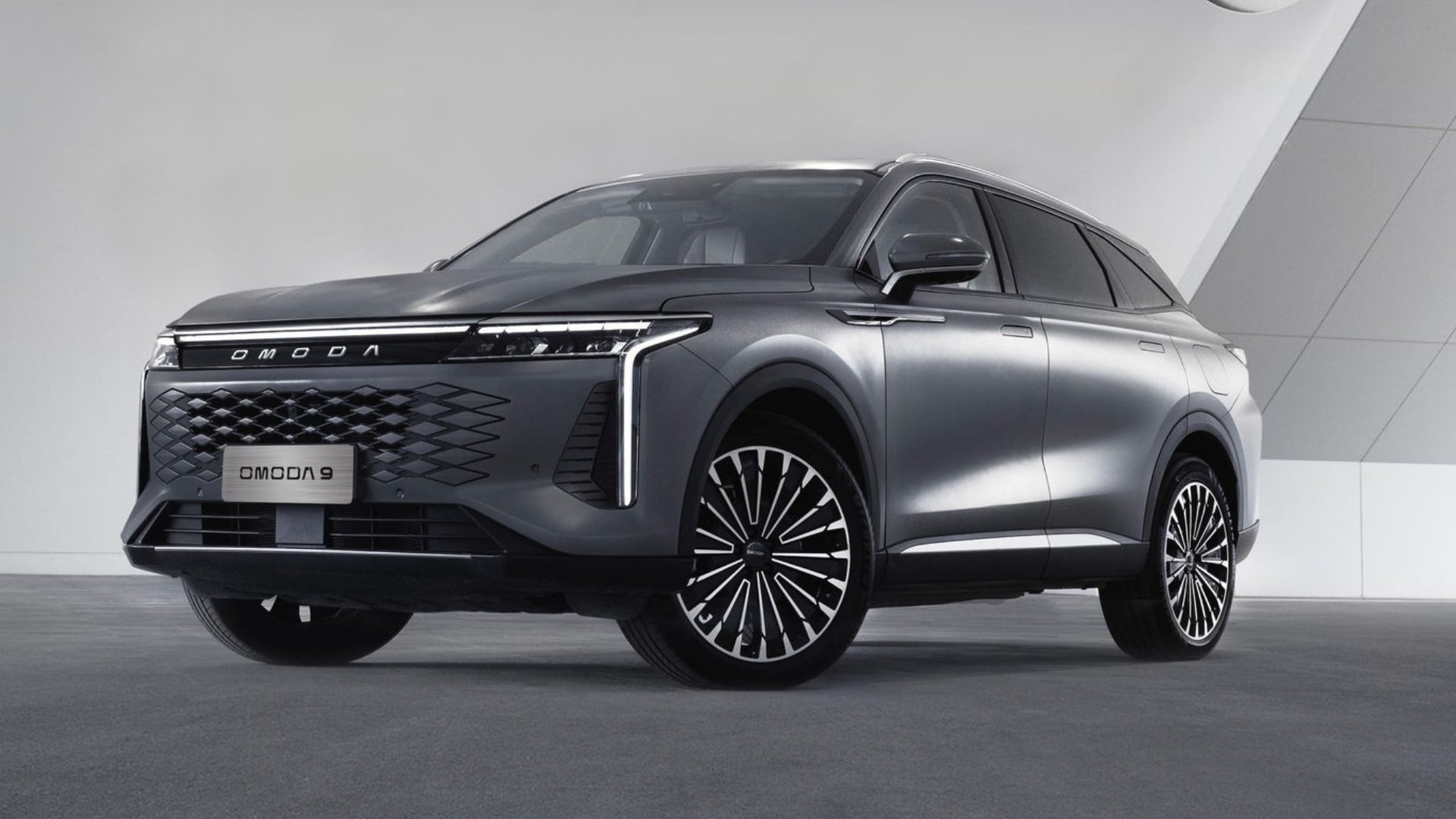 Vue de trois-quarts avant de l’Omoda 9 SHS-P, SUV hybride rechargeable à transmission intégrale