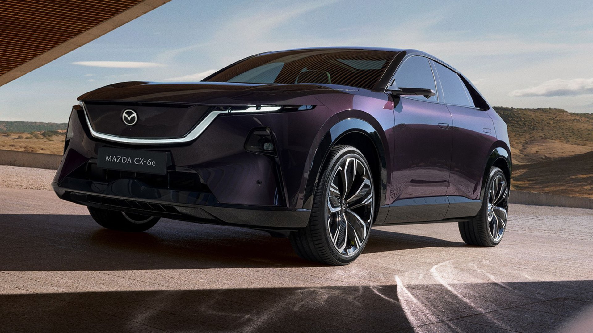 Mazda CX-6e électrique vu de trois quarts avant à l’arrêt