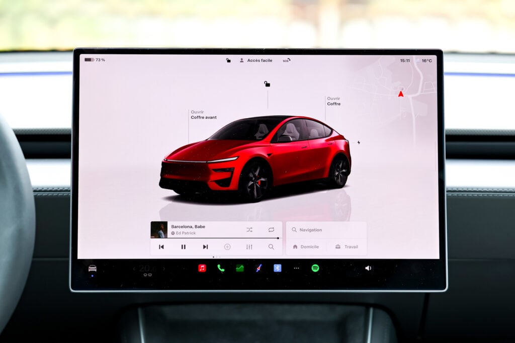 Écran central du Tesla Model Y affichant la voiture et les menus