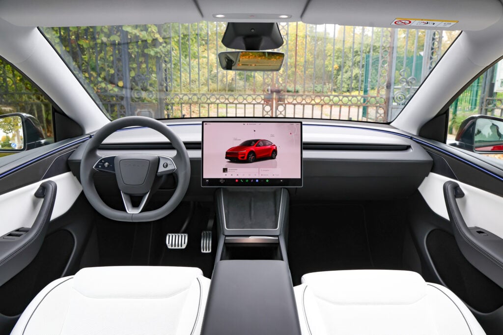 Planche de bord et écran central du Tesla Model Y