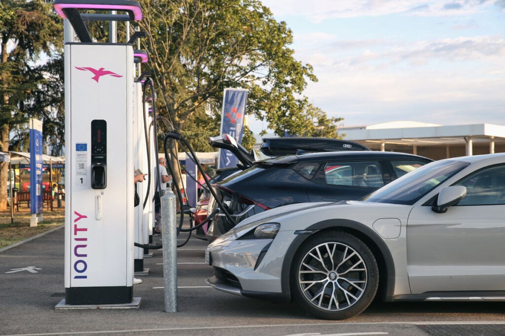 Voitures électriques en charge sur borne Ionity - aides à l’installation 2025