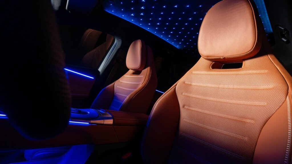 Habitacle du Mercedes GLC électrique avec sièges avant en cuir, éclairage d’ambiance et toit panoramique illuminé