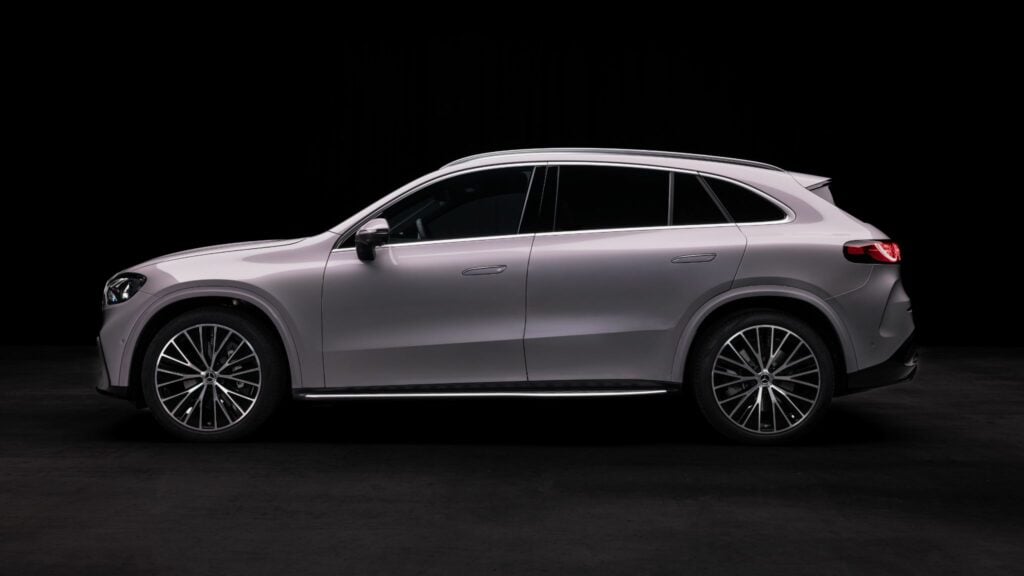 Vue de profil du Mercedes GLC électrique en studio