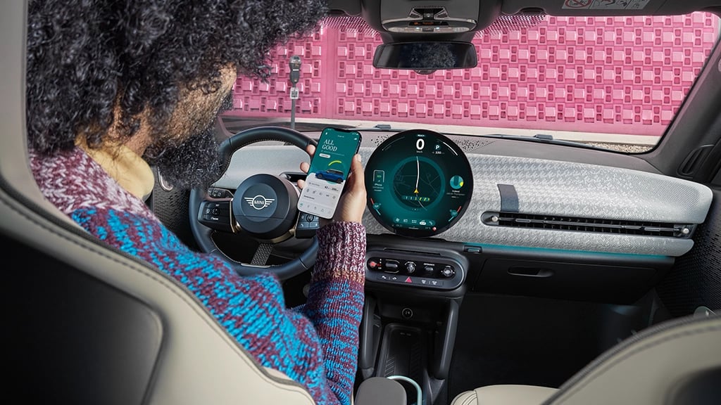 Intérieur MINI Cooper Electric avec écran OLED circulaire et smartphone connecté
