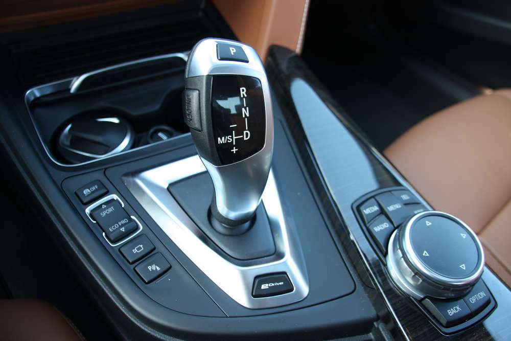 essai-bmw-330e-0021 Le sélecteur de vitesses de la BMW 330e avec le bouton eDrive spécifique au modèle