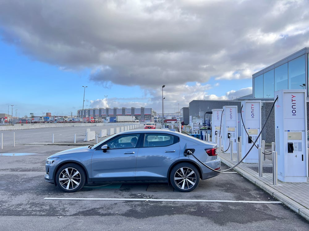 Voiture électrique en recharge sur une borne publique rapide Ionity