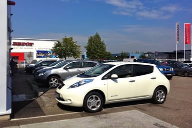 Une Nissan LEAF en recharge rapide