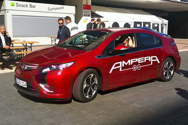 Une Opel Ampera en rouge