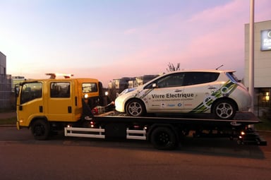 Une voiture électrique en panne de batterie, sur un camion de dépannage