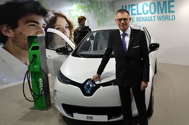 Carlos Tavares devant la Renault ZOE