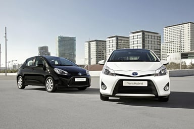 Deux Yaris hybrides, noire et blanche