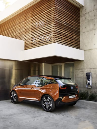 La BMW i3 coupé branchée à la borne de recharge
