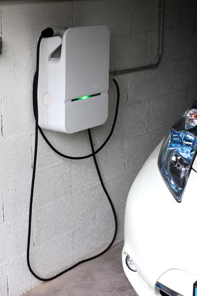 Le voyant vert donne l'état de la charge