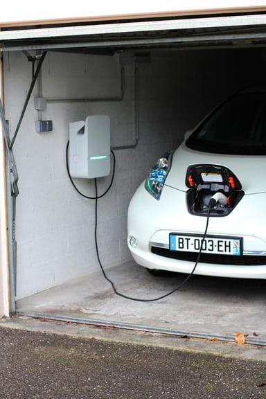 Le câble est enroulé derrière la borne pour avoir juste la longueur utile