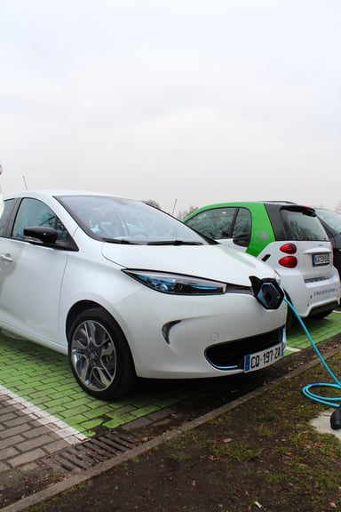 La ZOE en charge à côté d'une Smart