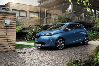 Borne de recharge pour voiture électrique installée devant une maison individuelle