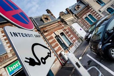 Bornes de recharge & voitures ventouses