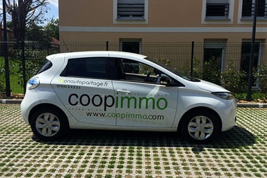 Une Renault Zoé en autopartage dans un habitat social