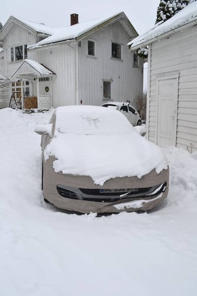 voiture sous la neige : première nuit en Norvège et découverte de la voiture sous la neige le lendemain matin, on annonçait en effet une tempête de neige qui n’a pas vraiment eu lieu. Heureusement !