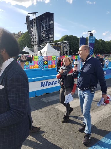 Un duo de commentateurs pour suivre l'évènement sur les grands écrans, avec Mr Marc Minari.