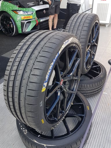 Un seul train de pneus... par weekend !