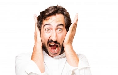 Homme couvrant ses oreilles avec ses mains