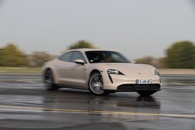 Porsche Taycan RWD drift