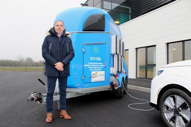 Claude Le Brize et sa station de recharge mobile