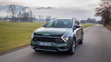 Kia Sportage hybride de première génération en roulage, SUV compact atteignant une vitesse maximale de 193 km/h