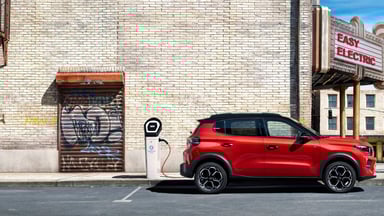 Citroën ë-C3 électrique en recharge sur borne en ville, vue latérale