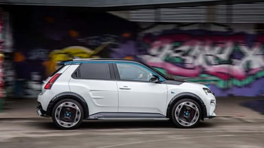 Conduite vue de côté de l'Alpine A290