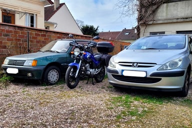 Les Peugeot 205 Roland Garros, 307 et Yamaha YBR que Cam voudrait rétrofiter