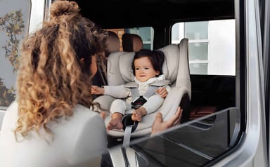 Bébé installé dans un siège auto pivotant Joie i-Spin 360