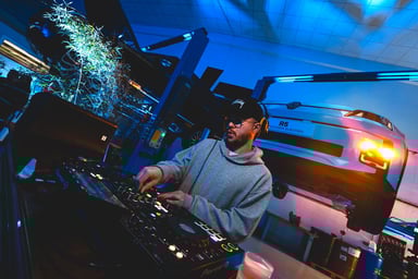 Un DJ a ambiancé la Nuit de la Revolte 2025